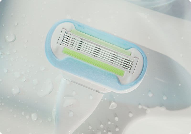 Der Smooth Rasierer von Gillette Venus hat fünf diamantähnlich beschichtete Klingen, für eine extraglatte Rasur, die lange hält.