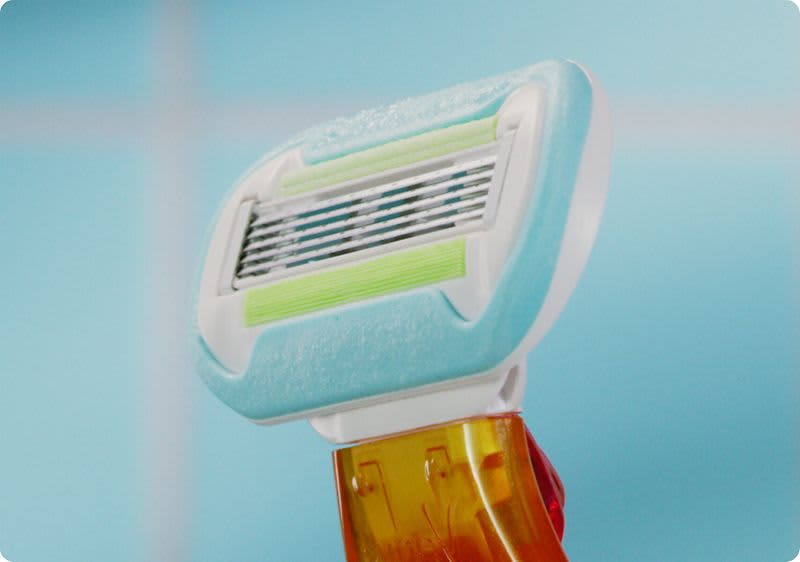 Das Feuchtigkeitsband rund um die Klinge des Gillette Venus Snap Rasierers hilft, Schnittwunden vorzubeugen.