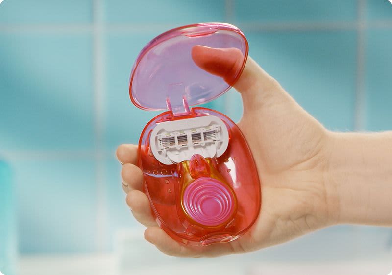 Das Mini-Handstück und das Reise-Etui von Gillette Venus sind ideal für Reisen.