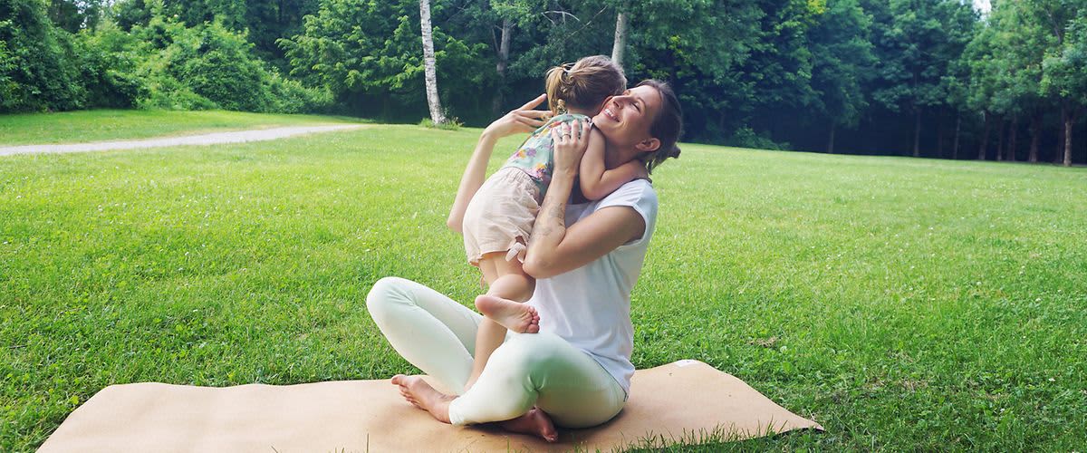Foto von Carolin Altenbach mit ihrer kleinen Tochter
