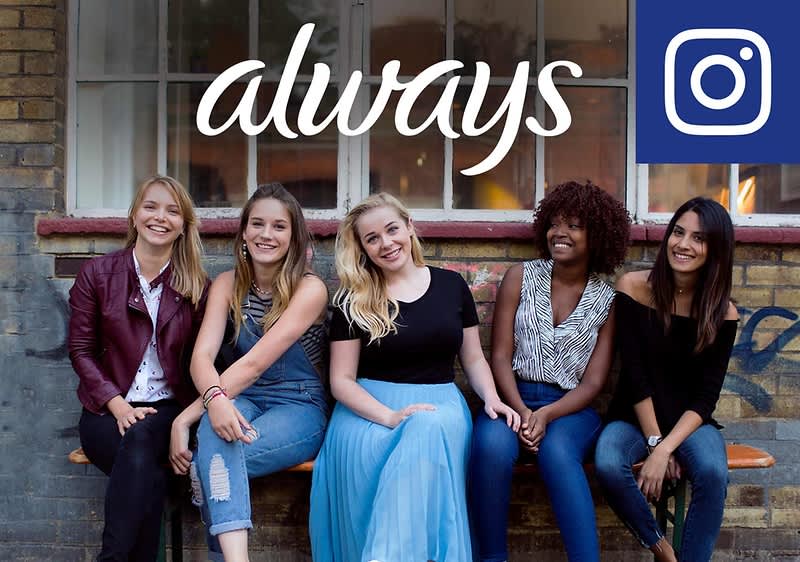 Fünf Frauen sitzen auf einer Bank