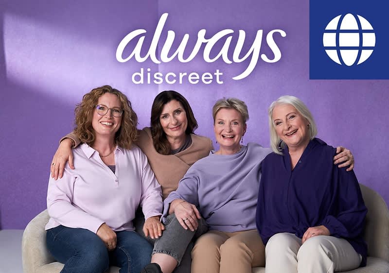 Vier Frauen sitzen zusammen auf einem Sofa