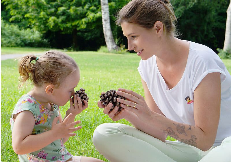 An Tannenzapfen riechen