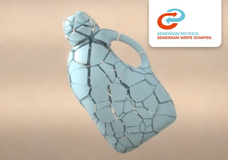 Eine zerbrochene Plastikflasche, die in viele kleine Teile zersplittert ist, schwebt vor einem hellen Hintergrund, oben rechts befindet sich ein Logo mit einem Pfeilkreis und dem Text Gemeinsam recyceln, gemeinsam Werte schaffen in blauer und orangener Schrift