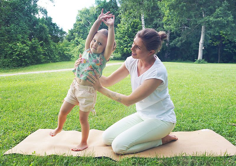 Bewegungsübung Frau mit Kind