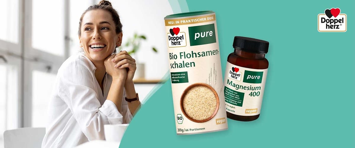 Zwei Nahrungsergänzungsprodukte der Marke Doppelherz vor türkisem Hintergrund: links eine längliche weiße Verpackung mit grünem oberen Rand und der Aufschrift „Doppelherz pure Bio Flohsamenschalen 200 g / 66 Portionen vegan“ sowie einer Schüssel mit Flohsamenschalen, rechts eine braune Verpackung mit schwarzem Deckel und weiß-grünem Etikett mit der Aufschrift „Doppelherz pure Magnesium 400 vegan“