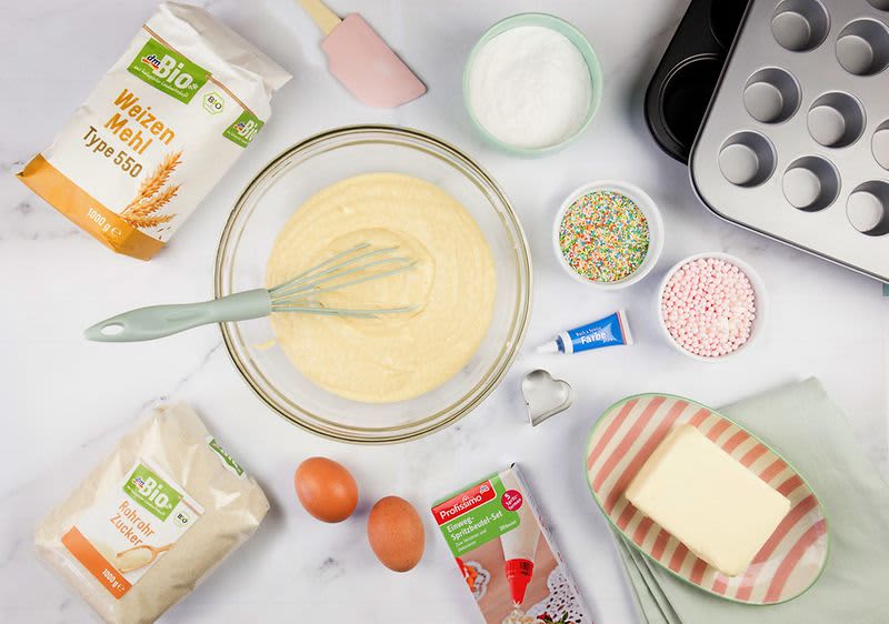 Zutaten und Zubehör für die Zubereitung von Topping und Cupcakes