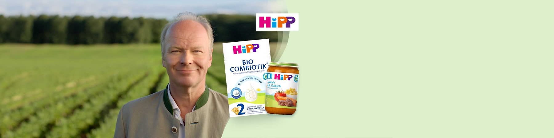 Eine Packung Hipp Bio Combiotik Folgemilch mit der Aufschrift „Bio Combiotik mit natürlichen Milchsäurekulturen“ und ein Glas Hipp Spätzle mit Gulasch. Oben rechts das Hipp Logo