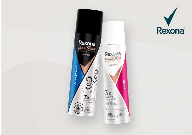 Zwei Rexona Deodorant-Sprays stehen nebeneinander vor einem grauen Hintergrund, links ein schwarzes und blaues Spray mit der Aufschrift Men Rexona Maximum Protection 3x und 96h sowie Cobalt Dry, rechts ein weißes und rosafarbenes Spray mit der Aufschrift Rexona Maximum Protection 3x und 96h sowie Clean Scent, oben rechts das Rexona-Logo mit einem blauen Häkchen.