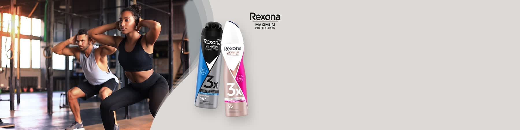 Zwei Rexona Deodorant-Sprays stehen nebeneinander vor einem grauen Hintergrund, links ein schwarzes und blaues Spray mit der Aufschrift Men Rexona Maximum Protection 3x und 96h sowie Cobalt Dry, rechts ein weißes und rosafarbenes Spray mit der Aufschrift Rexona Maximum Protection 3x und 96h sowie Clean Scent, oben rechts das Rexona-Logo mit einem blauen Häkchen.