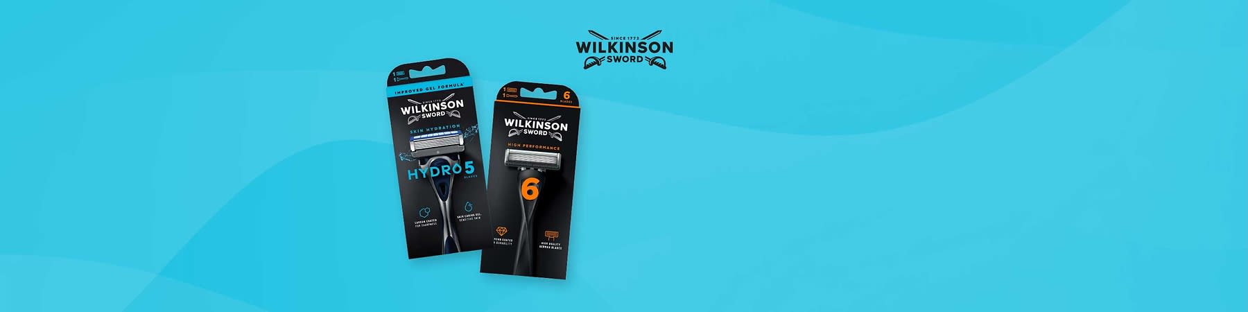 Zwei Wilkinson Sword Rasierklingenverpackungen vor blauem Hintergrund: links schwarze Hydro5-Packung mit Aufschrift „HYDRO5“ und abgebildetem Rasierer, rechts schwarze Packung mit orangefarbener „6“ und Aufschrift „High Performance“ sowie Wilkinson Sword Logo oben rechts