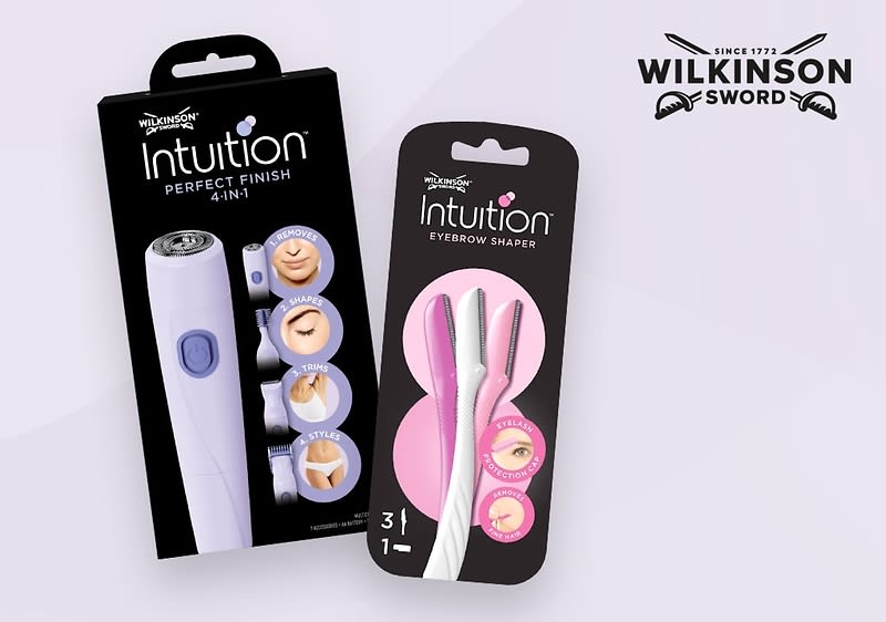 Links eine schwarze Verpackung mit der Aufschrift „Wilkinson Sword Intuition Perfect Finish 4-in-1“, rechts eine schwarze Verpackung mit der Aufschrift „XXL Pack Intuition Quattro for Women“ und einem pink-weißen Rasierer