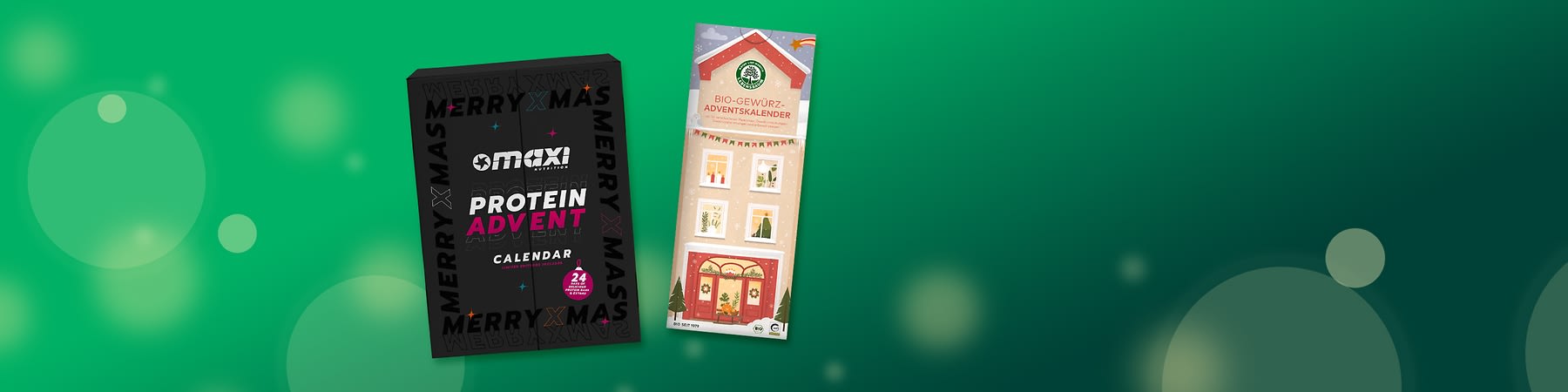 Zwei Adventskalender vor grünem Hintergrund: links eine schwarze rechteckige Packung mit weißer Aufschrift „maxi PROTEIN ADVENT CALENDAR“ und kleineren Texten, rechts ein helles, längliches Kalenderpaket mit Illustration eines Hauses und der Aufschrift „BIO-GEWÜRZ-ADVENTSKALENDER“. Bild mithilfe von KI erstellt