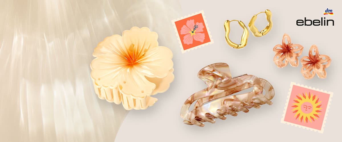 Mehrere Haarschmuckstücke auf hellem Hintergrund: oben links eine große gelblich-cremefarbene Blumen-Haarklammer, daneben oben rechts zwei goldfarbene Creolen, rechts zwei kleine orangefarbene Blumen-Haarspangen, mittig unten eine marmorierte große Haarkralle in Beige- und Brauntönen, außerdem zwei kleine, gestempelte Illustrationen mit Blumen- und Sonnenmotiv und oben rechts das ebelin-Logo ohne Punkt