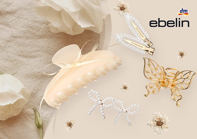 Eine Collage mit einem beigen Haarclip in Schmetterlingsform, einem goldenen Schmetterlings-Haarclip, zwei Haarspangen mit weißen Perlen, einer Haarspange in Form einer Schleife aus weißen Perlen, und mehreren kleinen weißen Blüten auf einem beigen Hintergrund, oben rechts steht der Schriftzug ebelin und das dm-Logo