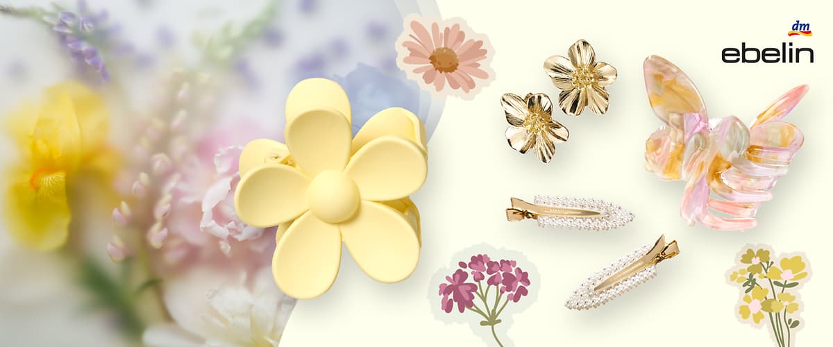 Mehrere Haarschmuckstücke auf hellem Hintergrund: links eine große gelbe Blumen-Haarklammer, daneben zwei goldene Blumen-Ohrringe, oben rechts mehrere pastellfarbene Perlmutt-Haarschnecken, mittig zwei goldfarbene Haarspangen mit Perlenbesatz; oben rechts das Markenlogo ebelin mit kleinem dm-Logo, kleine florale Illustrationen verteilt im Bild