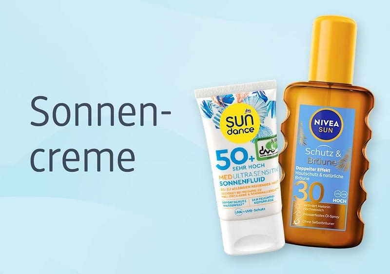 Zwei Sonnencreme-Produkte vor hellblauem Hintergrund: links eine weiße Tube „Sundance“ mit großer Aufschrift „50+ sehr hoch Med Ultrasensitiv Sonnenfluid“, rechts eine braune Sprühflasche „Nivea Sun“ mit Aufschrift „Schutz & Bräune LSF 30“ und daneben der Text „Sonnencreme“