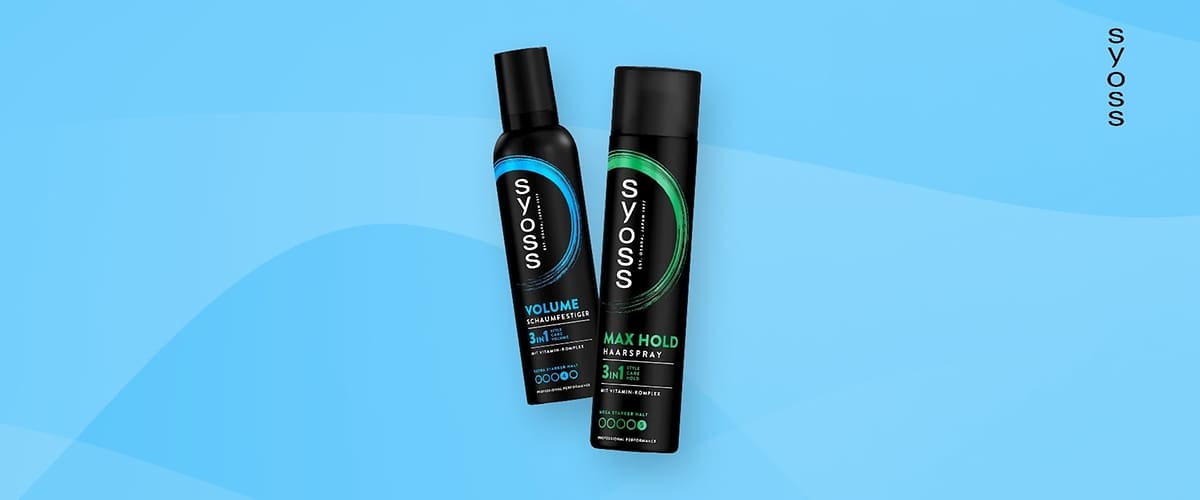 Zwei schwarze Flaschen der Marke Syoss vor einem hellblauen Hintergrund, die linke Flasche ist ein Schaumfestiger mit der Aufschrift Volume Lift Schaumfestiger in blauer Schrift, die rechte Flasche ist ein Haarspray mit der Aufschrift Max Hold Haarspray