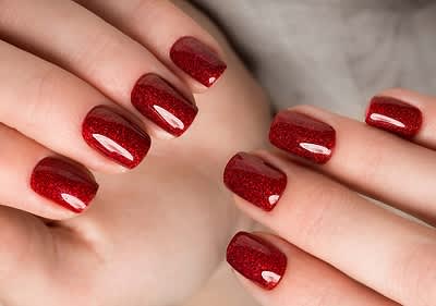 rote Glitzernägel