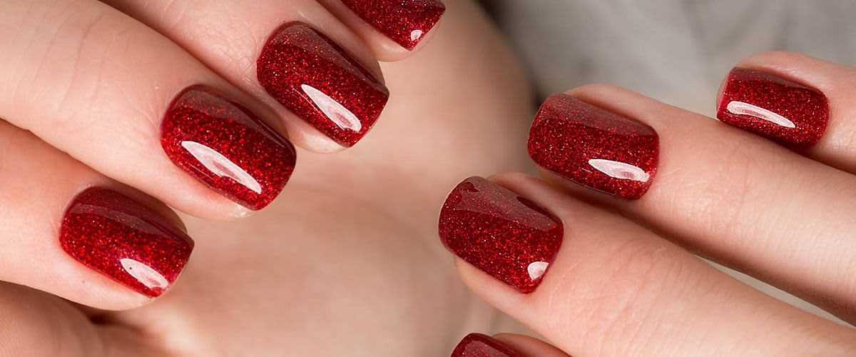 rote Glitzernägel