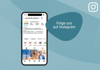 Ein Smartphone mit geöffnetem Instagram-Profil von dm_alverde_magazin, der Text Folge uns auf Instagram in weißer Schrift, oben rechts ist das Instagram-Logo abgebildet.