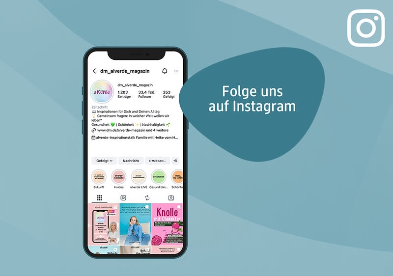 Smartphone mit geöffneter Instagram-Seite von dm_alverde_magazin, daneben der Text „Folge uns auf Instagram“ auf blauem Hintergrund