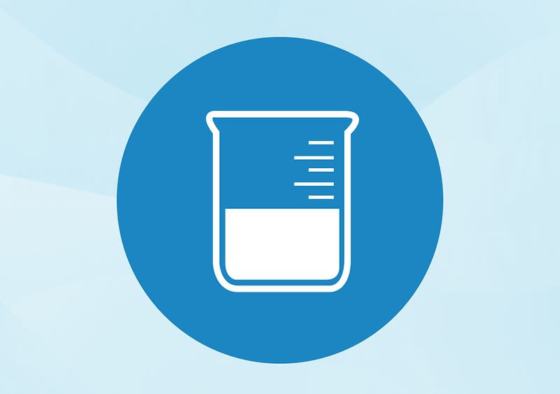 Eine Illustration eines weißen Becherglases mit Messlinien auf blauem Hintergrund