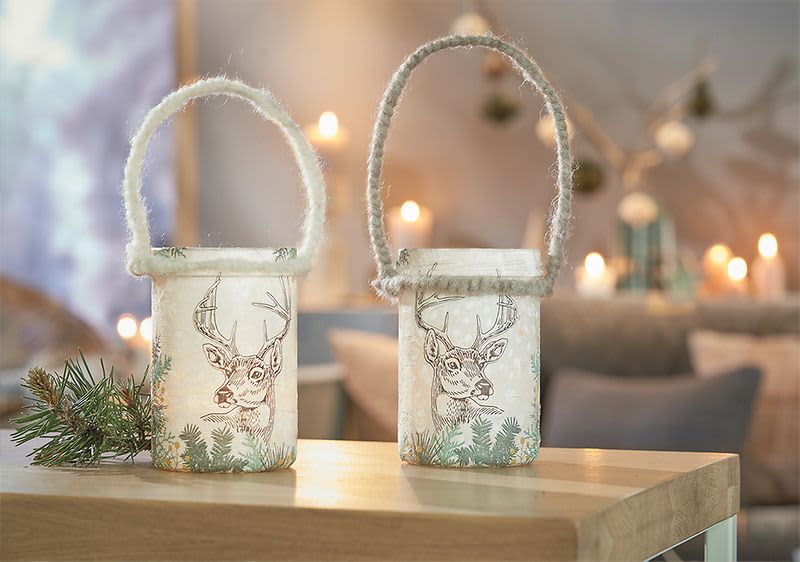 Zwei dekorative Windlichter mit Hirschmotiv