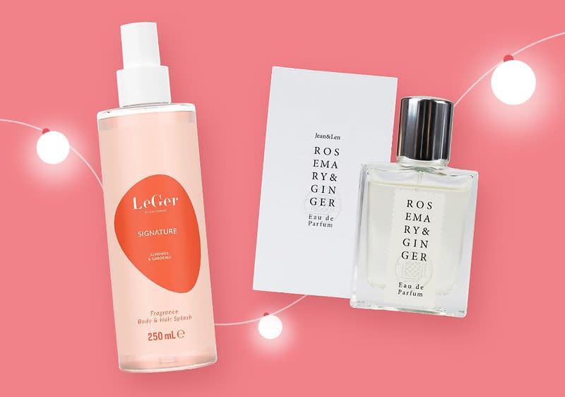 Zwei Parfümflaschen und eine Verpackung vor einem rosa Hintergrund, links eine transparente Flasche mit der Aufschrift „LeGer Signature Fragrance Body & Hair Spray 250 ml“, rechts eine Glasflasche mit der Aufschrift „JonahAm Rosemary & Ginger Eau de Parfum“ und eine weiße Verpackung mit dem gleichen Text