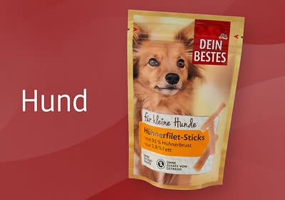 Eine Verpackung von Hundesnacks der Marke Dein Bestes mit einem Bild eines kleinen Hundes mit braunem Fell und aufmerksamem Blick, die Verpackung ist gelb und rot mit der Aufschrift für kleine Hunde Hühnerfilet-Sticks mit 95% Hühnerbrust nur 1,8% Fett und einem Symbol Ohne Zusatz von Getreide, daneben steht das Wort Hund auf einem roten Hintergrund.