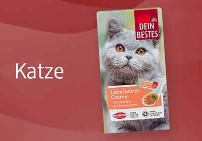 Eine Verpackung der Marke Dein Bestes mit einem Bild einer grauen Katze mit orangefarbenen Augen und einem leicht geöffneten Mund, daneben der Text Katze auf rotem Hintergrund, die Verpackung zeigt eine Leberwurst-Creme mit der Aufschrift mit viel Leber in Einzelsticks, darunter Symbole für ohne Zuckerzusatz und ohne künstliche Farbstoffe und Aromen