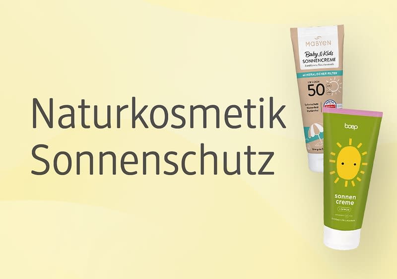 Gelbe Hintergrundfläche mit der schwarzen Schrift „Naturkosmetik Sonnenschutz“ links und zwei Sonnencremeverpackungen rechts, oben eine beige Tube mit dem Aufdruck „Baby & Kids Sonnenschutz LSF 50“ und darunter eine grüne Tube mit gelber Sonne und dem Wort „sonnencreme“