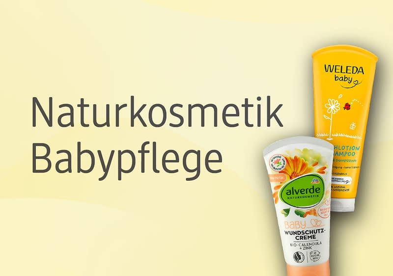 Gelber Hintergrund mit der schwarz geschriebenen Überschrift „Naturkosmetik Babypflege“ und zwei rechts stehenden Babypflegeprodukten: eine gelbe Weleda Baby-Tube und eine weiße bis orangefarbene alverde Baby Wundschutz-Creme-Tube, beide mit floralem Motiv