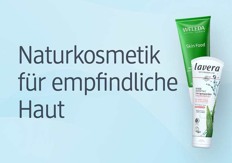 Hellblauer Hintergrund mit dem Text „Naturkosmetik für empfindliche Haut“ links und rechts zwei Produkt-Tuben: oben eine grüne Tube Weleda „Skin Food“ und davor eine weiße Tube lavera mit Pflanzenmotiv und der Aufschrift „Basis Sensitiv Feuchtigkeitscreme“