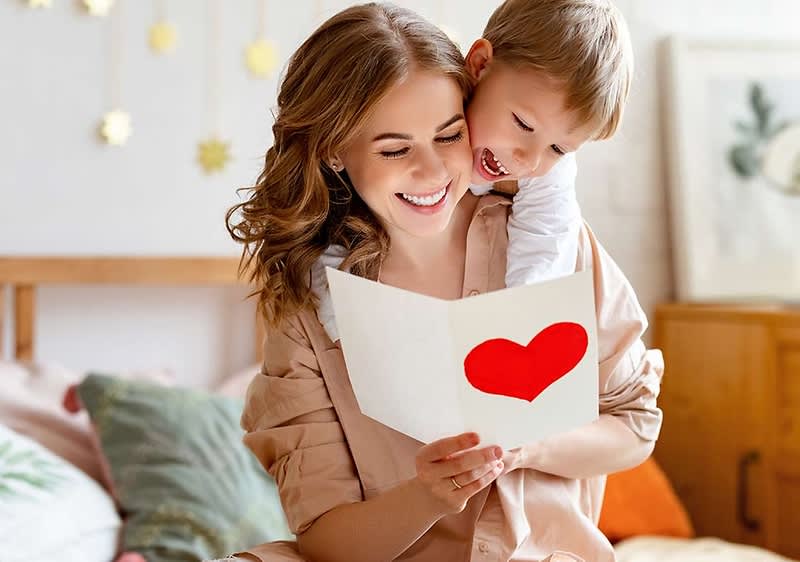 Mutter wird von ihren Kindern mit Blumen überrascht