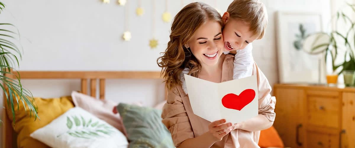 Mutter wird von ihren Kindern mit Blumen überrascht