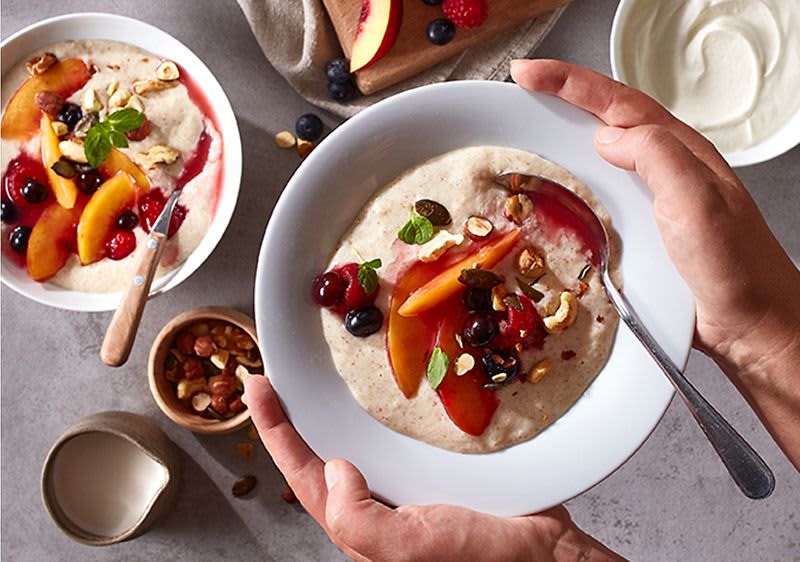 Grießpudding mit warmen Früchten und Nüssen