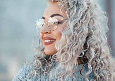 Frau mit lockigem, blondem Haar