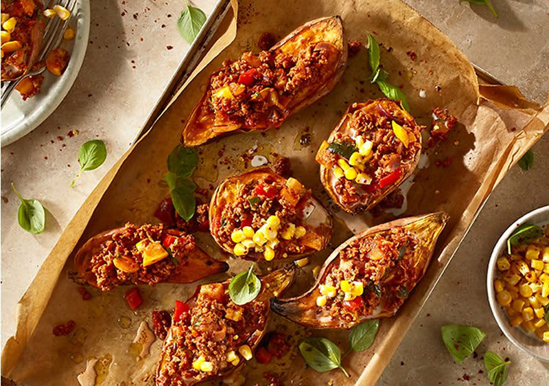 Veggie Hack Chili auf gebackenen Süßkartoffeln