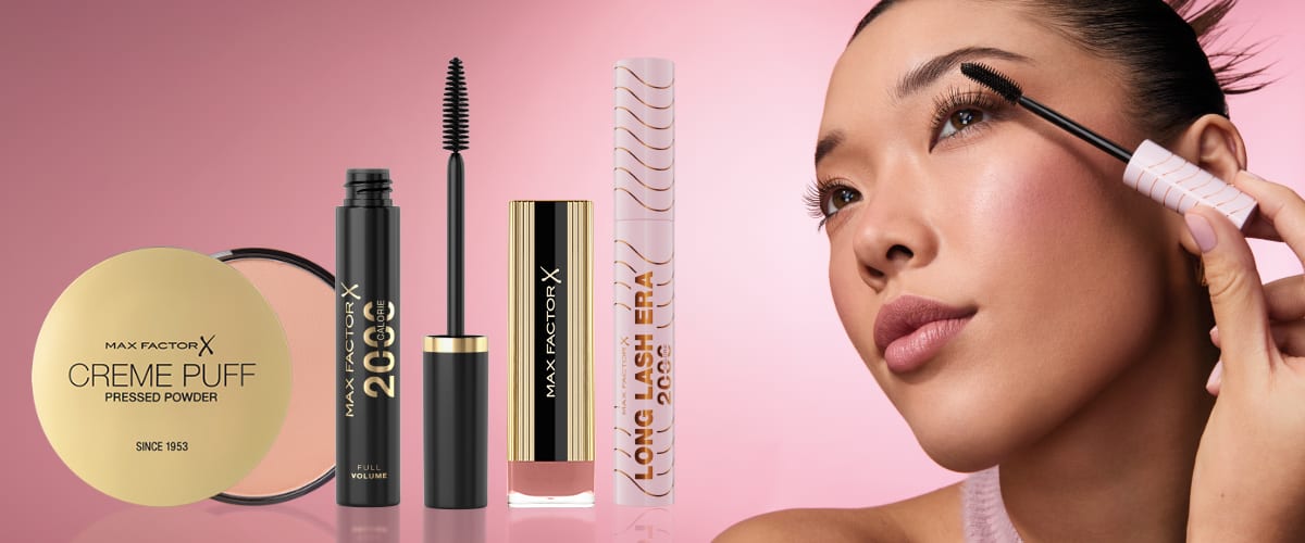 Slika koja prikazuje žensku osobu koja nanosi maskaru uz prikaz Max Factor proizvoda