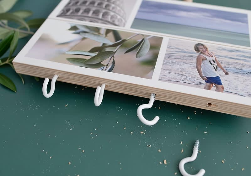 Zašarafite kuke za ključeve u drvo