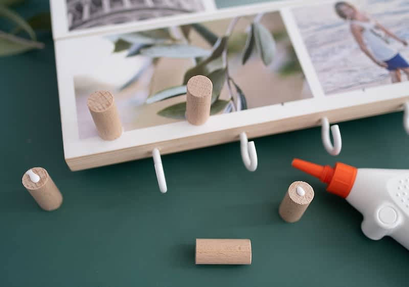 Zalijepite drvene trupce kao kukice za vješanje