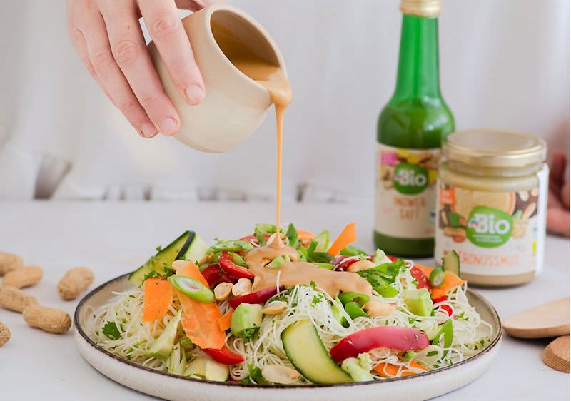 Azijska salata s preljevom od kikirikija