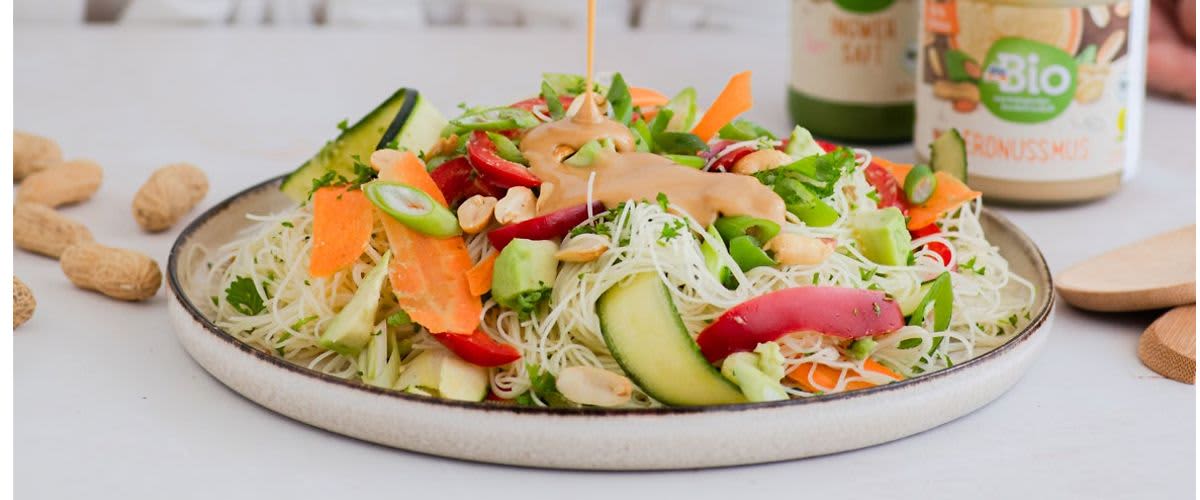 Azijska salata s preljevom od kikirikija