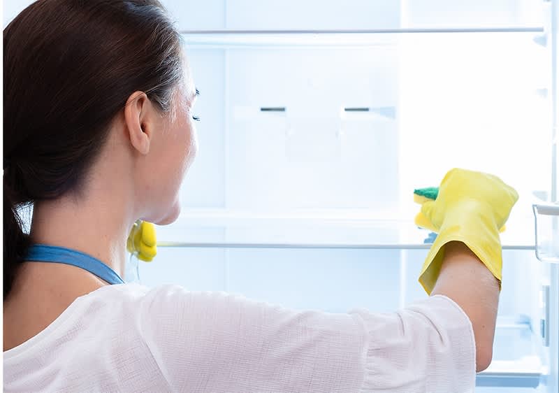 Žena čisti hladnjak