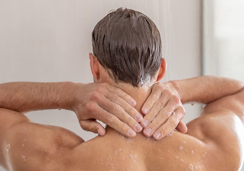 Muškarac u kabini za tuširanje