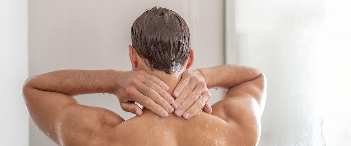 Muškarac u kabini za tuširanje