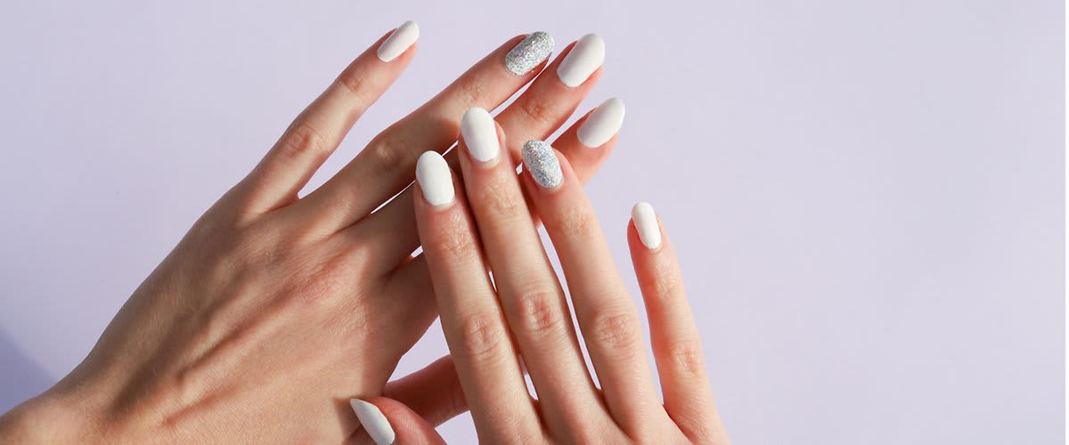 Svjetlucavo nalakirani nokti