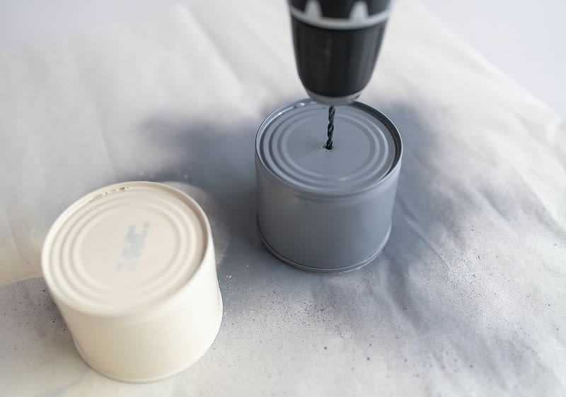 Bušilicom napravite rupu u konzervi