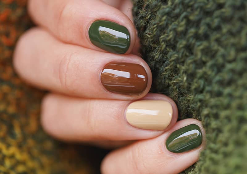 Nokti nalakirani jesenskim bojama